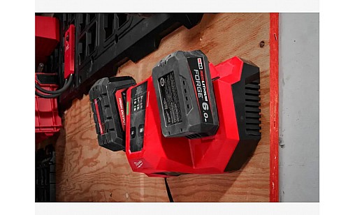 Зарядное устройство MILWAUKEE, M18 DBSC SUPER CHARGER (для 2х акк. М18) Зарядное устройство MILWAUKEE, M18 DBSC SUPER CHARGER (для 2х акк. М18)