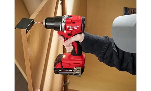 Дрель-шуруповерт аккумуляторная MILWAUKEE, M18 BLDDRC-202C, 60Нм (  заряд.прис., 2 аккумулятора Х2Ач, кейс)