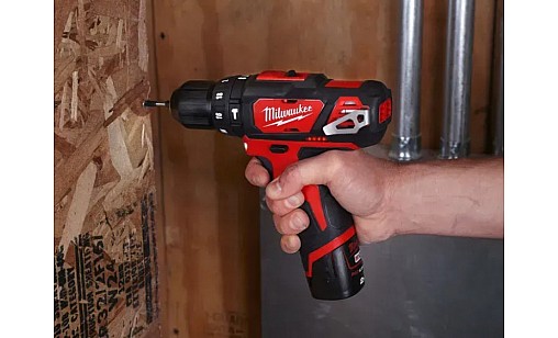 Дрель-шуруповерт аккумуляторный ударный MILWAUKEE M12 BPDMC-202C (30 Нм)  (  заряд.устр, 2 аккум., кейс)